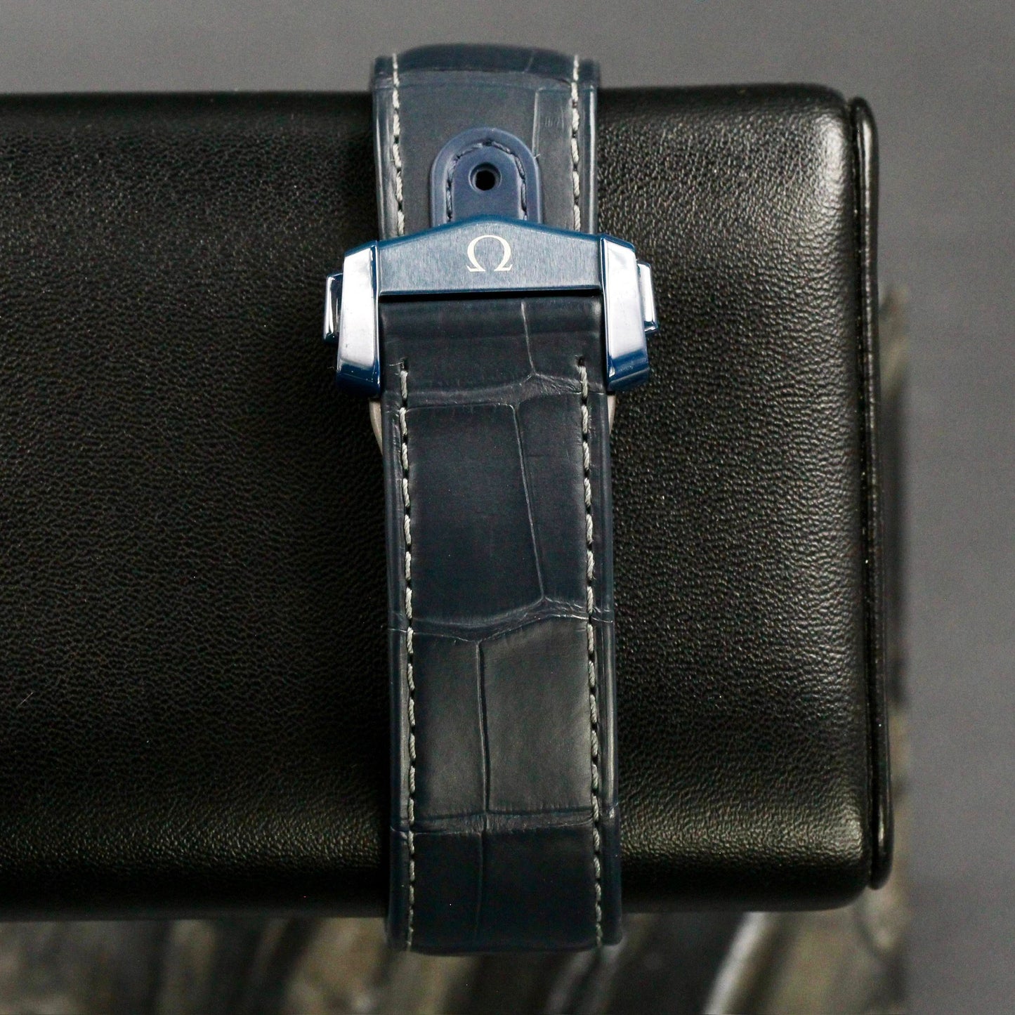 Omega Speedmaster Blue Side of the Moon 2025 Complete set - 304.93.44.52.03.002