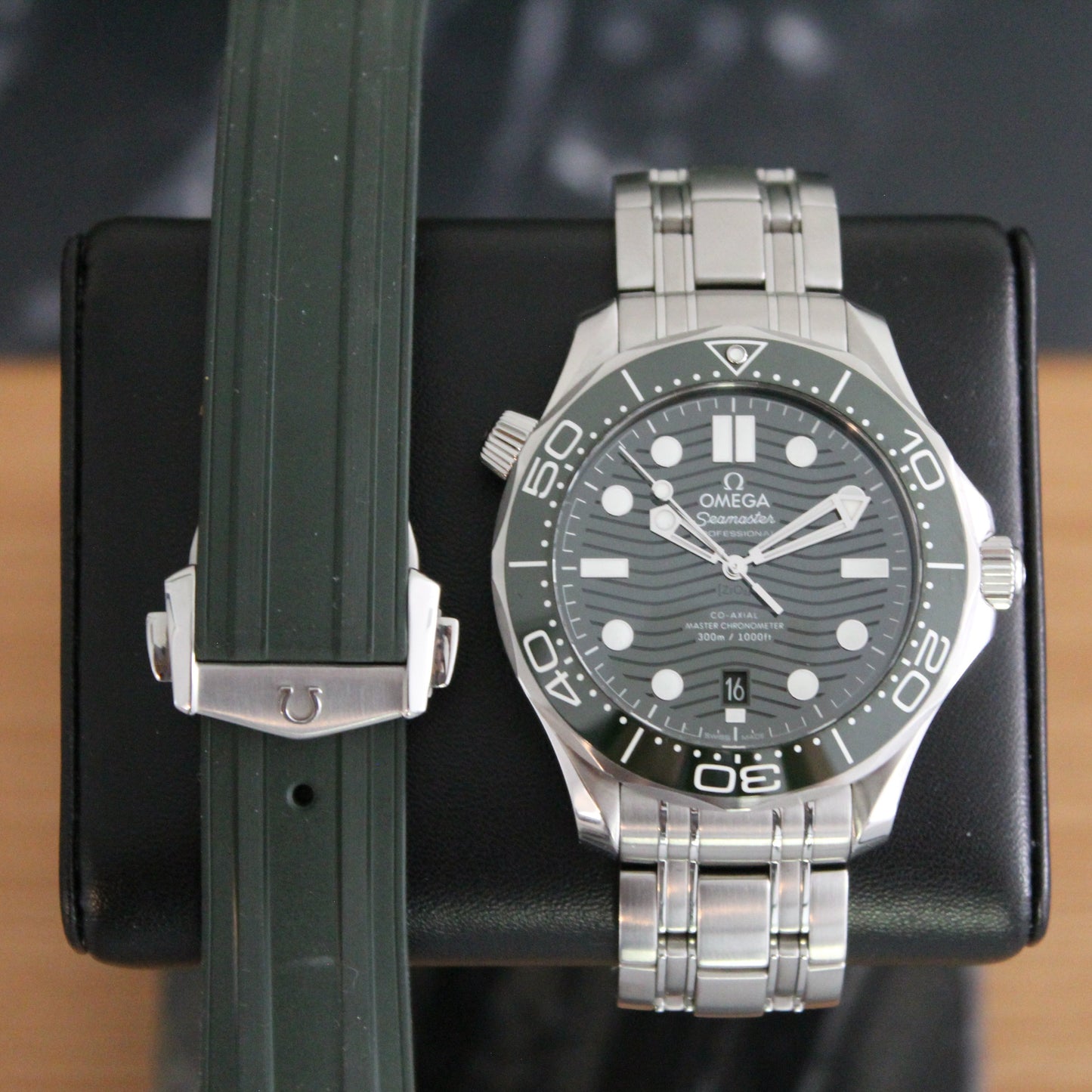 Omega Seamaster 300M Green Bracelet/Rubber - 210.30.42.20.10.001